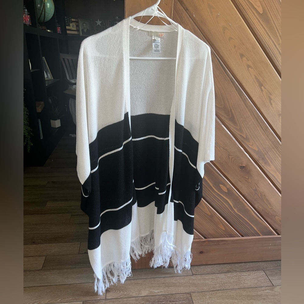 UEC GIANNI BINI BLACK & WHITE PONCHO SWEATER WITH FRINGE HEM SZ L
